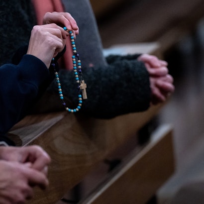 Betende in der Kirche (Symbolbild)