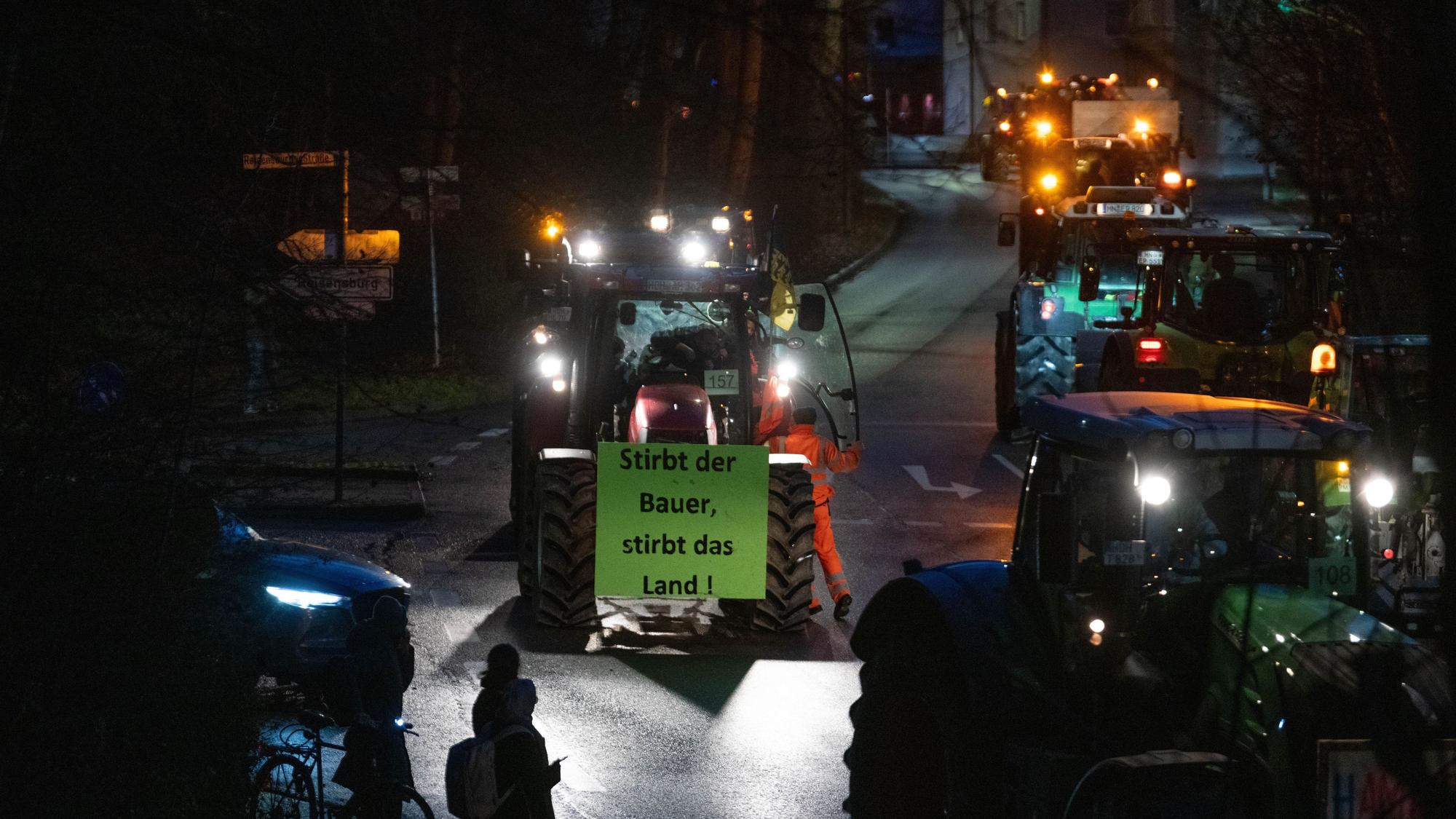 Nach einer Kundgebung des Bauernverbandes gegen die Sparpläne der Bundesregierung fahren Landwirte im Konvoi. (Symbolbild)