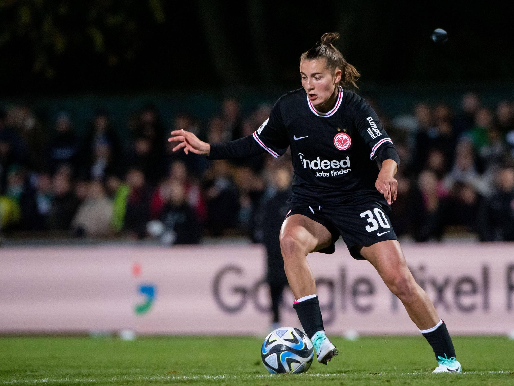 Carlotta Wamser Eintracht Frankfurt, 30 am Ball, GER, SV Werder Bremen vs Eintracht Frankfurt, Fussball Google Pixel Frauen Bundesliga, 6. Spieltag, Saison 2023/2024, 06.11.2023 DFB regulations prohibit any use of photographs as image sequences and/or quasi-video GER, SV Werder Bremen vs Eintracht Frankfurt, Fussball Google Pixel Frauen Bundesliga, 6. Spieltag, Saison 2023/2024, 06.11.2023 Bremen *** Carlotta Wamser Eintracht Frankfurt, 30 on the ball, GER, SV Werder Bremen vs Eintracht Frankfurt, Football Google Pixel Frauen Bundesliga, 6 Spieltag, Saison 2023 2024, 06 11 2023 DFB regulations prohibit any use of photographs as image sequences and or quasi video GER, SV Werder Bremen vs Eintracht Frankfurt, Football Google Pixel Frauen Bundesliga, 6 Spieltag, Saison 2023 2024, 06 11 2023 Bremen Copyright: xEibner-Pressefoto/Memmlerx EP_MMR