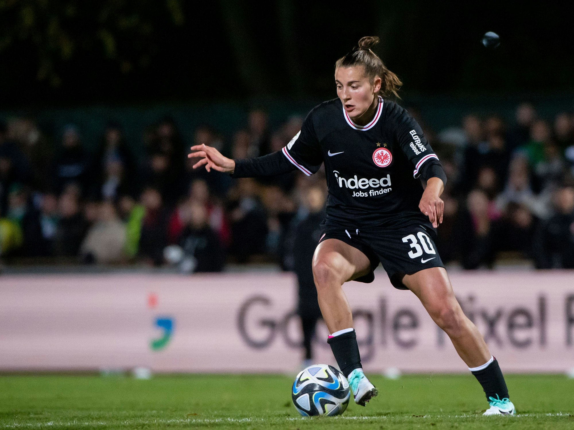Carlotta Wamser Eintracht Frankfurt, 30 am Ball, GER, SV Werder Bremen vs Eintracht Frankfurt, Fussball Google Pixel Frauen Bundesliga, 6. Spieltag, Saison 2023/2024, 06.11.2023 DFB regulations prohibit any use of photographs as image sequences and/or quasi-video GER, SV Werder Bremen vs Eintracht Frankfurt, Fussball Google Pixel Frauen Bundesliga, 6. Spieltag, Saison 2023/2024, 06.11.2023 Bremen *** Carlotta Wamser Eintracht Frankfurt, 30 on the ball, GER, SV Werder Bremen vs Eintracht Frankfurt, Football Google Pixel Frauen Bundesliga, 6 Spieltag, Saison 2023 2024, 06 11 2023 DFB regulations prohibit any use of photographs as image sequences and or quasi video GER, SV Werder Bremen vs Eintracht Frankfurt, Football Google Pixel Frauen Bundesliga, 6 Spieltag, Saison 2023 2024, 06 11 2023 Bremen Copyright: xEibner-Pressefoto/Memmlerx EP_MMR