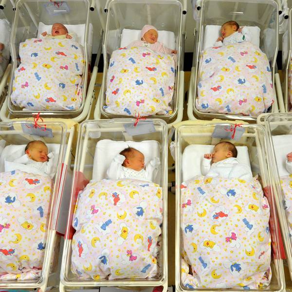 ARCHIV - 05.01.2011, Sachsen-Anhalt, Halle: Babys liegen am 05.01.2011 zusammen auf der Neugeborenenstation im Krankenhaus St. Elisabeth und St. Barbara in Halle (Sachsen-Anhalt) in ihren Bettchen.
In jeder Sekunde werden irgendwo auf der Welt Menschen geboren. (zu dpa: «Millionen Menschen mehr auf der Welt») Foto: Waltraud Grubitzsch/dpa-Zentralbild/dpa - Honorarfrei nur für Bezieher des Dienstes dpa-Nachrichten für Kinder +++ dpa-Nachrichten für Kinder +++