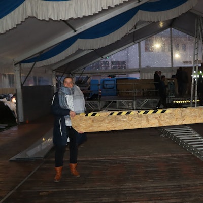 Frank Meurer und Claudia Packeisen tragen einen Teil der Bühne.