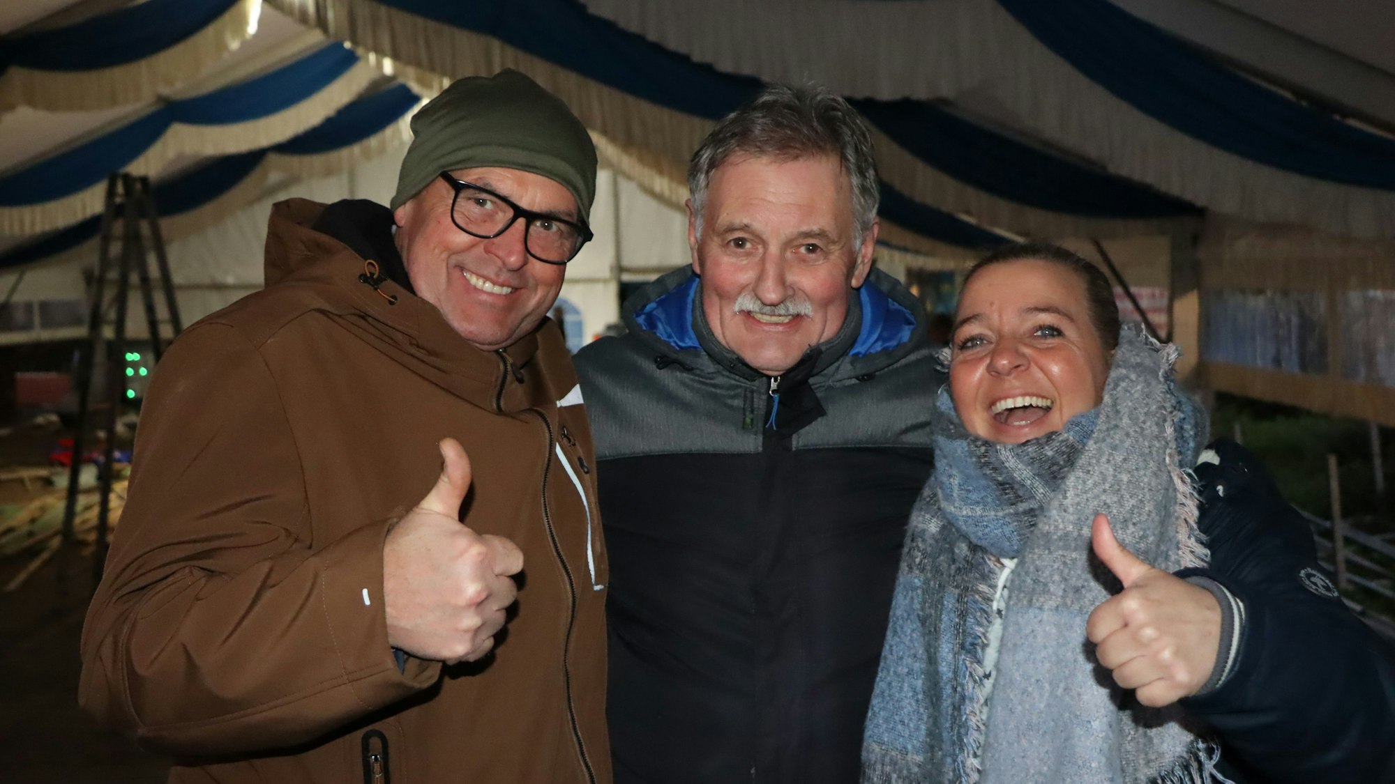 Josef Breuer steht in der Mitte, neben ihm stehen Frank Meurer und Claudia Packeisen, die einen „Daumen hoch“ zeigen.
