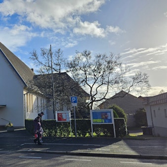 Eine weiß verputzte Kirche im Sonnenlicht.