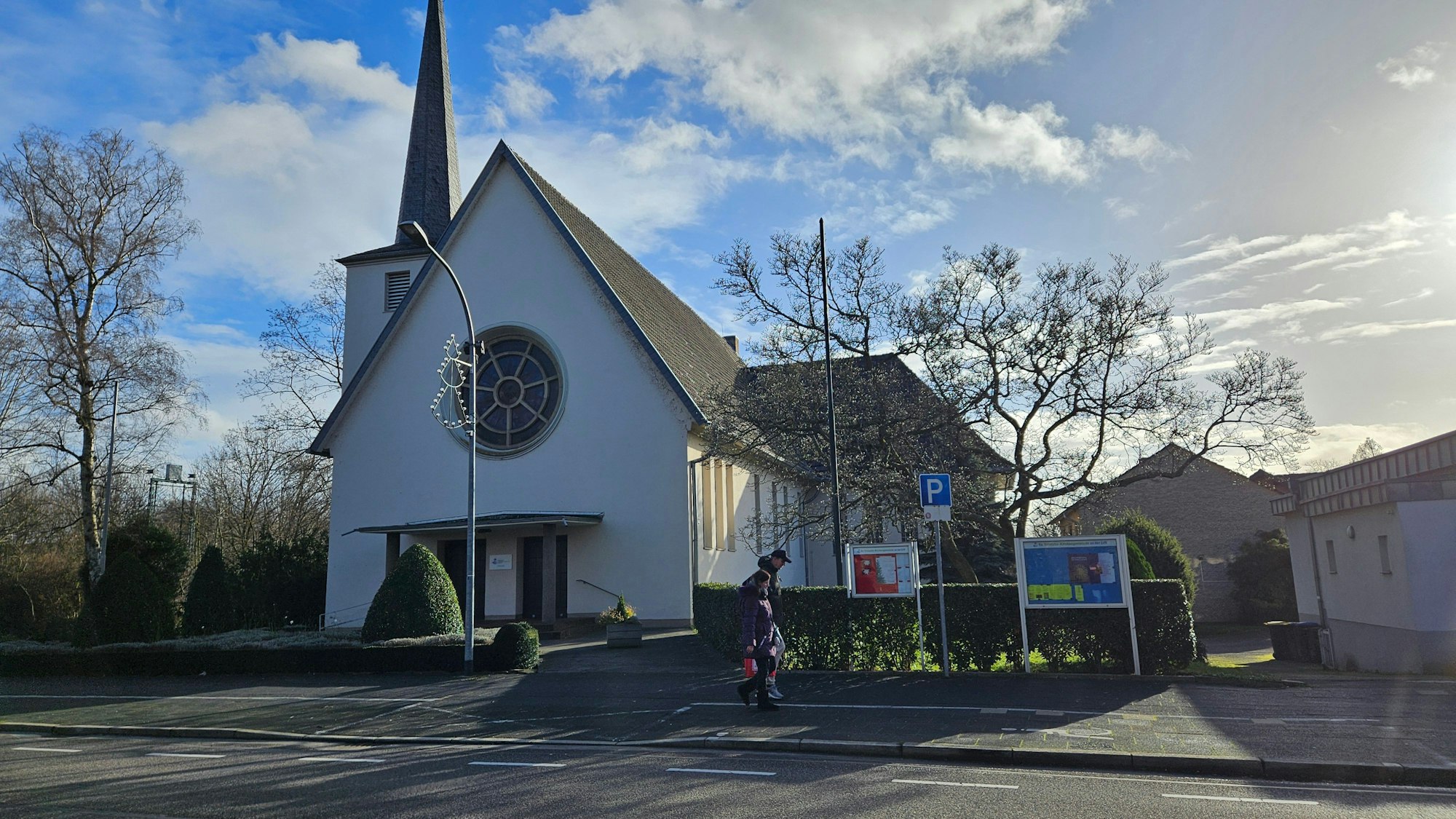 Eine weiß verputzte Kirche im Sonnenlicht.