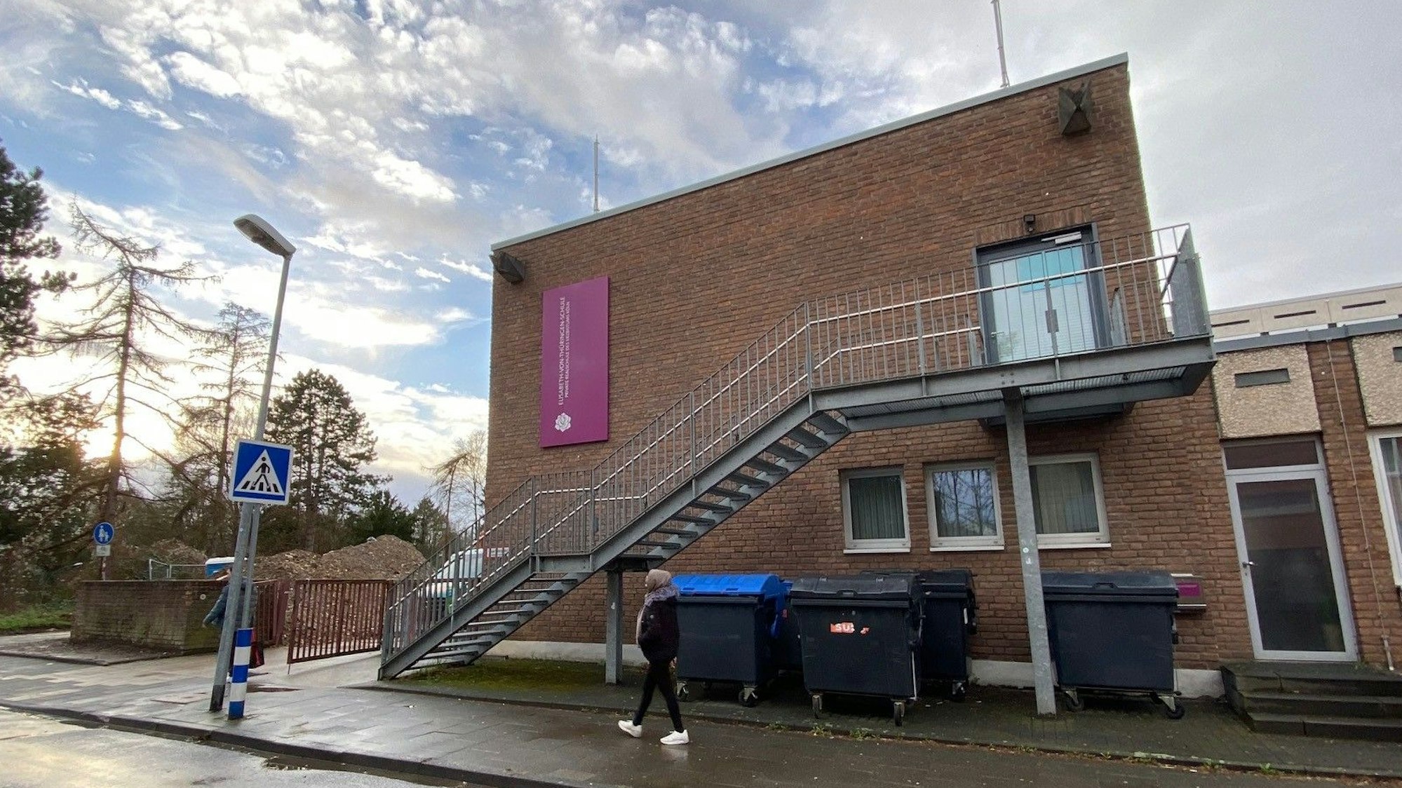 Zu sehen ist das Gebäude der Realschule.