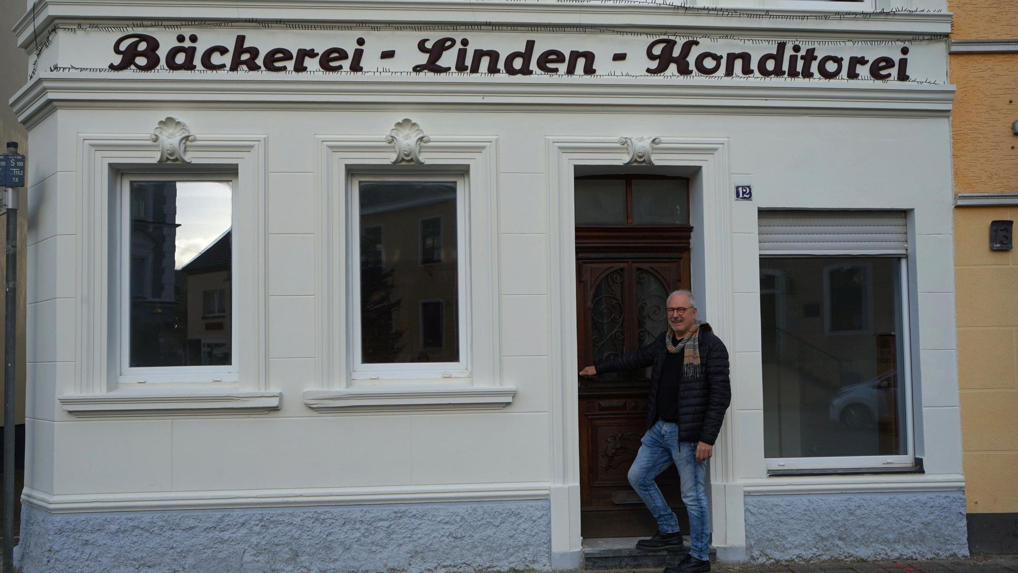 Ein Mann steht vor einem Gebäude.