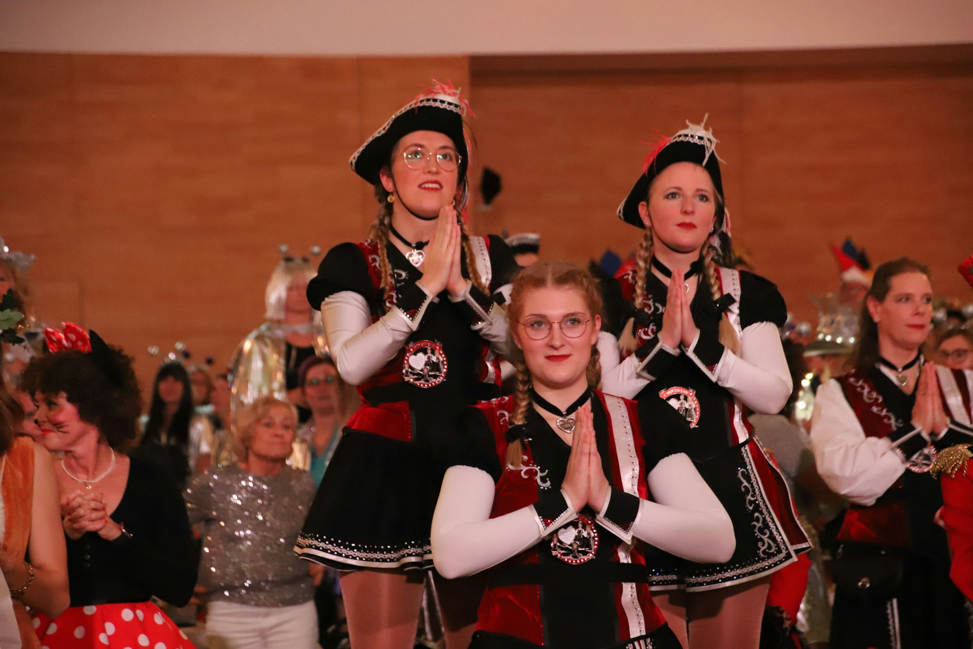 Mitglieder der Stadtgarde Schwarz-Rot Hennef studierten mit dem Publikum die Choreographie für ‚Niemols ohne Alaaf‘ von den Klüngelköpp ein.