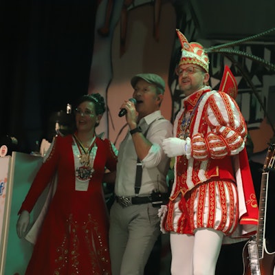 Die 1. Hennefer Karnevalsgesellschaft, die das Prinzenpaar stellt, hatte für die Kostüm- und Prunksitzung ein großartiges Prgramm zusammengestellt. Prinz Jörg IV. mit Prinzessin Kathrin I. und dem Frontmann der "Klüngelköpp", Frank Reudenbach.