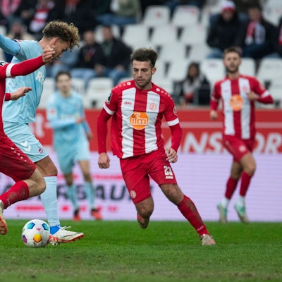 Testspiel, Rot-Weiss Essen - 1. FC Köln Luca Waldschmidt vom 1. FC Köln erzielt das Tor zum 3:2.