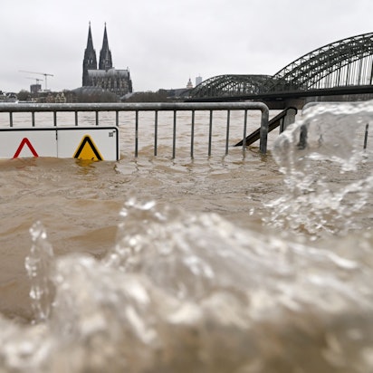 06.01.2024, Nordrhein-Westfalen, Köln: Blick auf den Hochwasser führenden Rhein vor dem Dom und der Hohenzollernbrücke. Der Pegel soll am Samstag die kritische Marke übersteigen. Gegen Abend soll der höchste Stand erreicht sein. Foto: Roberto Pfeil/dpa +++ dpa-Bildfunk +++