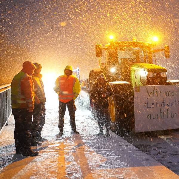 Bauern protestieren auf einer Brücke über der Autobahn A23. Der Bauernverband hat zu einer Protestwoche aufgerufen. Finanzminister Christian Lindner (FDP) kritisiert die Pläne.