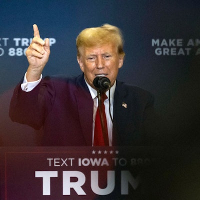 Donald Trump bei einer Wahlkampfrede. Der Republikaner inszeniert sich in einem Wahlkampfvideo als gottgesandter Kämpfer gegen Deep State, Fake News und Marxismus.
