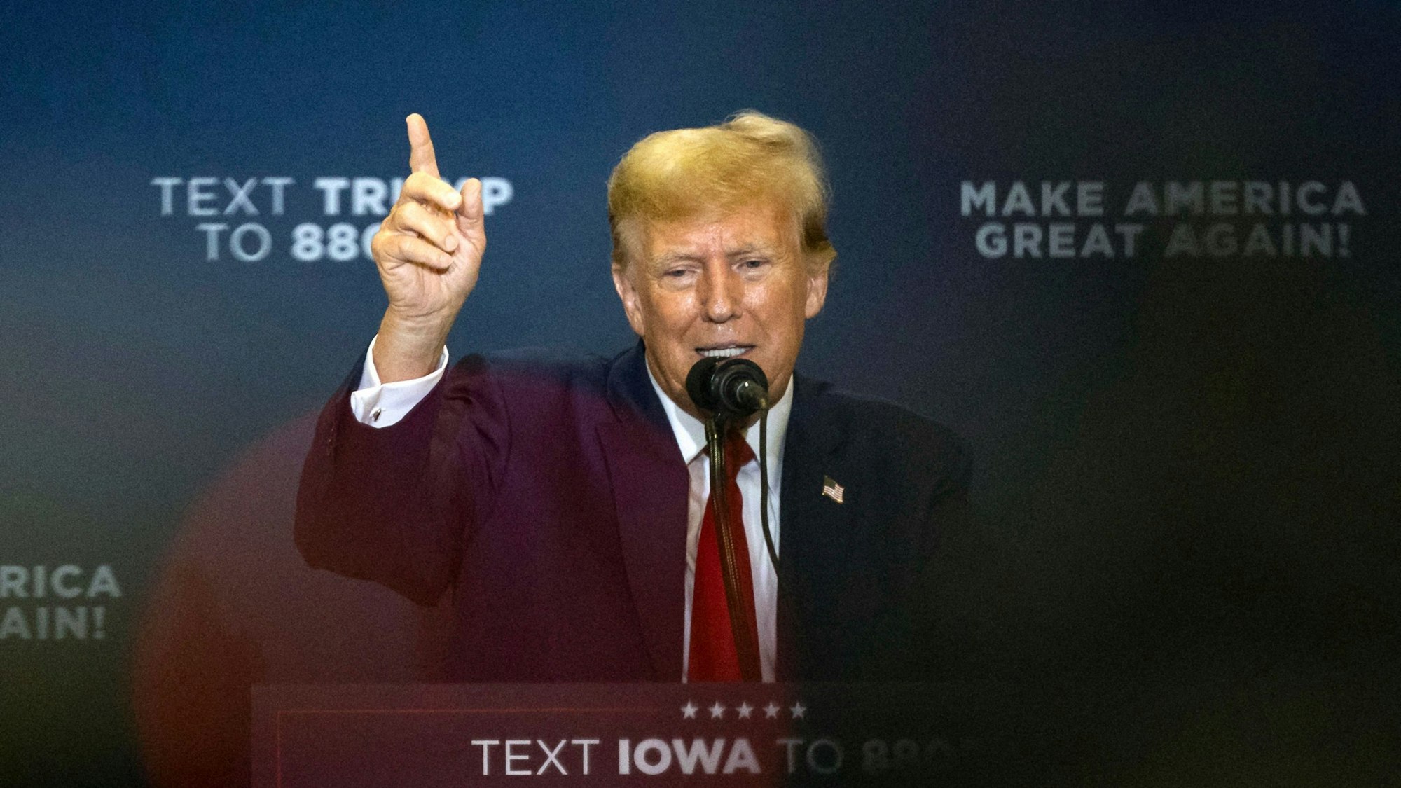 Donald Trump bei einer Wahlkampfrede. Der Republikaner inszeniert sich in einem Wahlkampfvideo als gottgesandter Kämpfer gegen Deep State, Fake News und Marxismus.