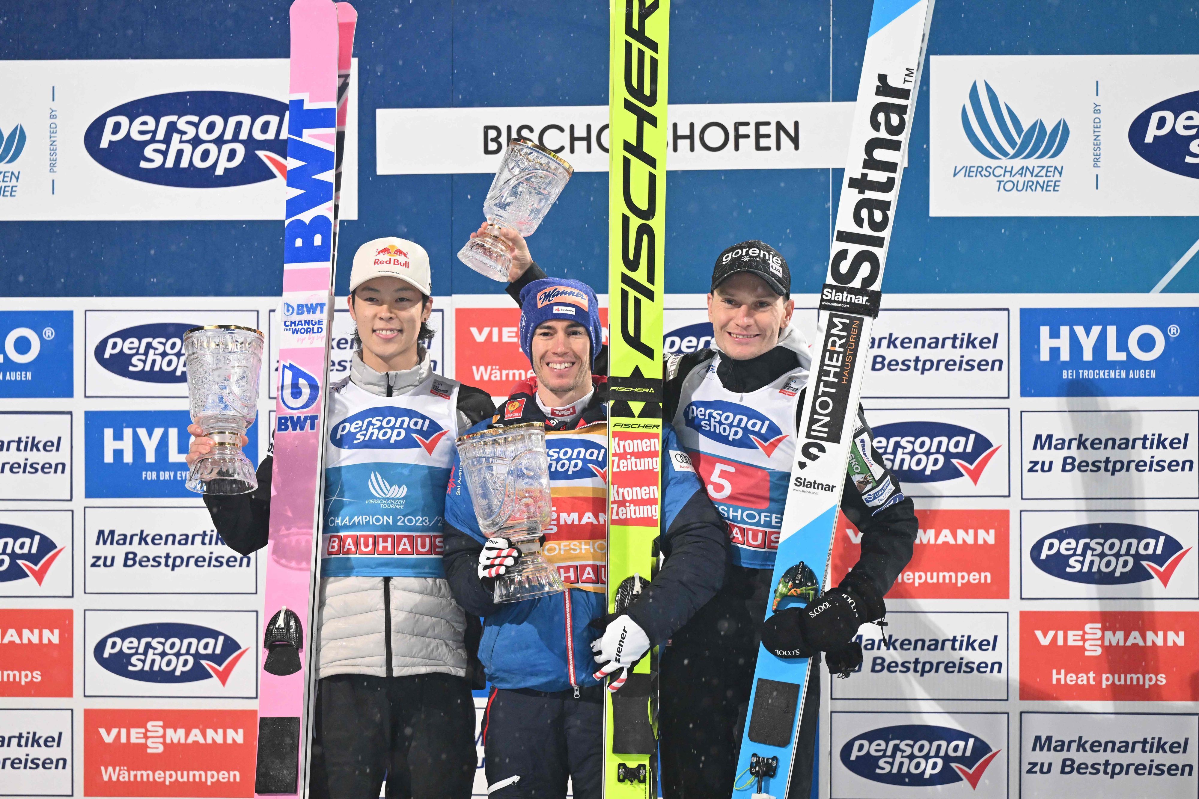 Zweitplatzierter Japans Ryoyu Kobayashi, Erster Stefan Kraft aus Österreich der drittplatzierte Slowene Anze Lanisek.