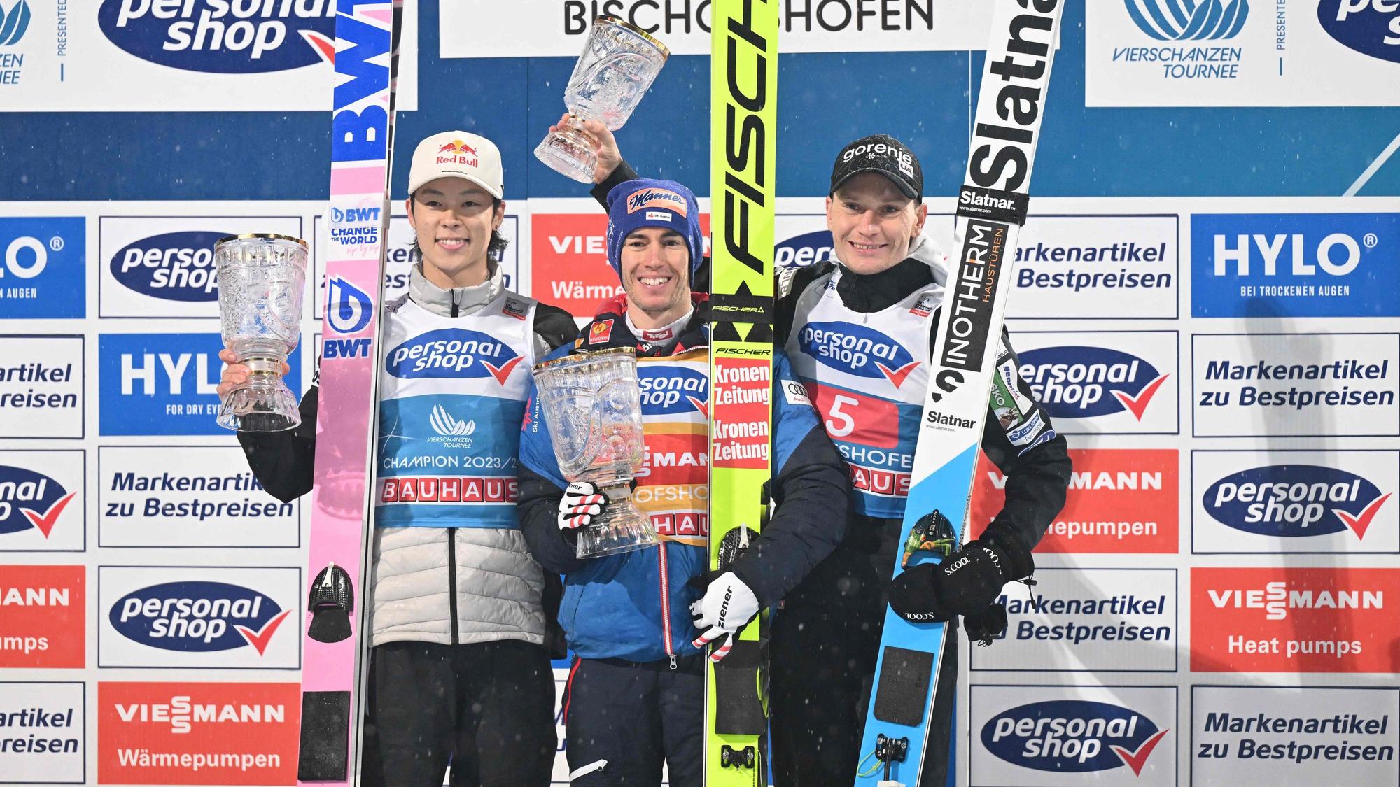 Zweitplatzierter Japans Ryoyu Kobayashi, Erster Stefan Kraft aus Österreich der drittplatzierte Slowene Anze Lanisek.