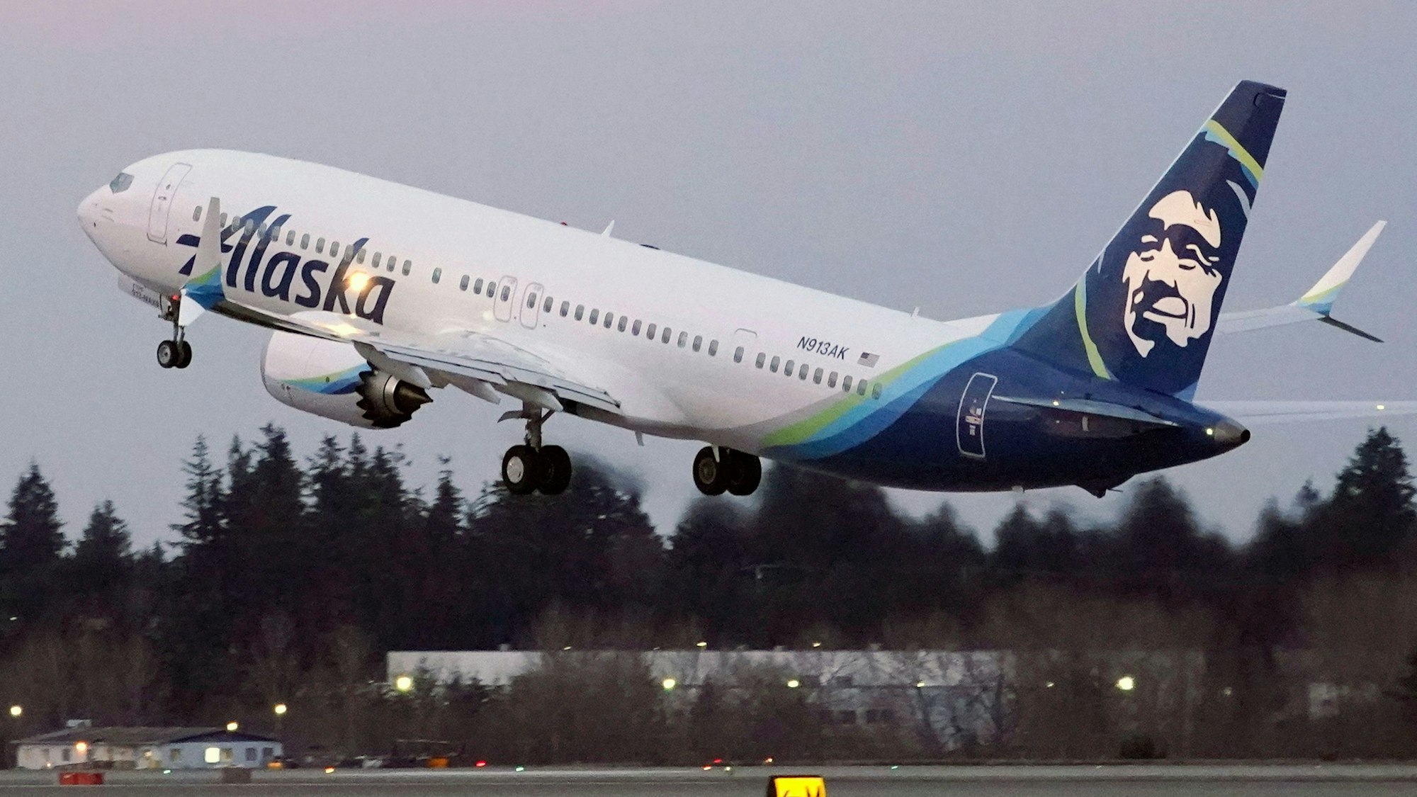 Auf diesem Archivbild vom Montag, 1. März 2021, hebt der erste Alaska Airlines-Passagierflug mit einer Boeing 737-9 Max vom Seattle-Tacoma International Airport in Seattle zu einem Flug nach San Diego ab.