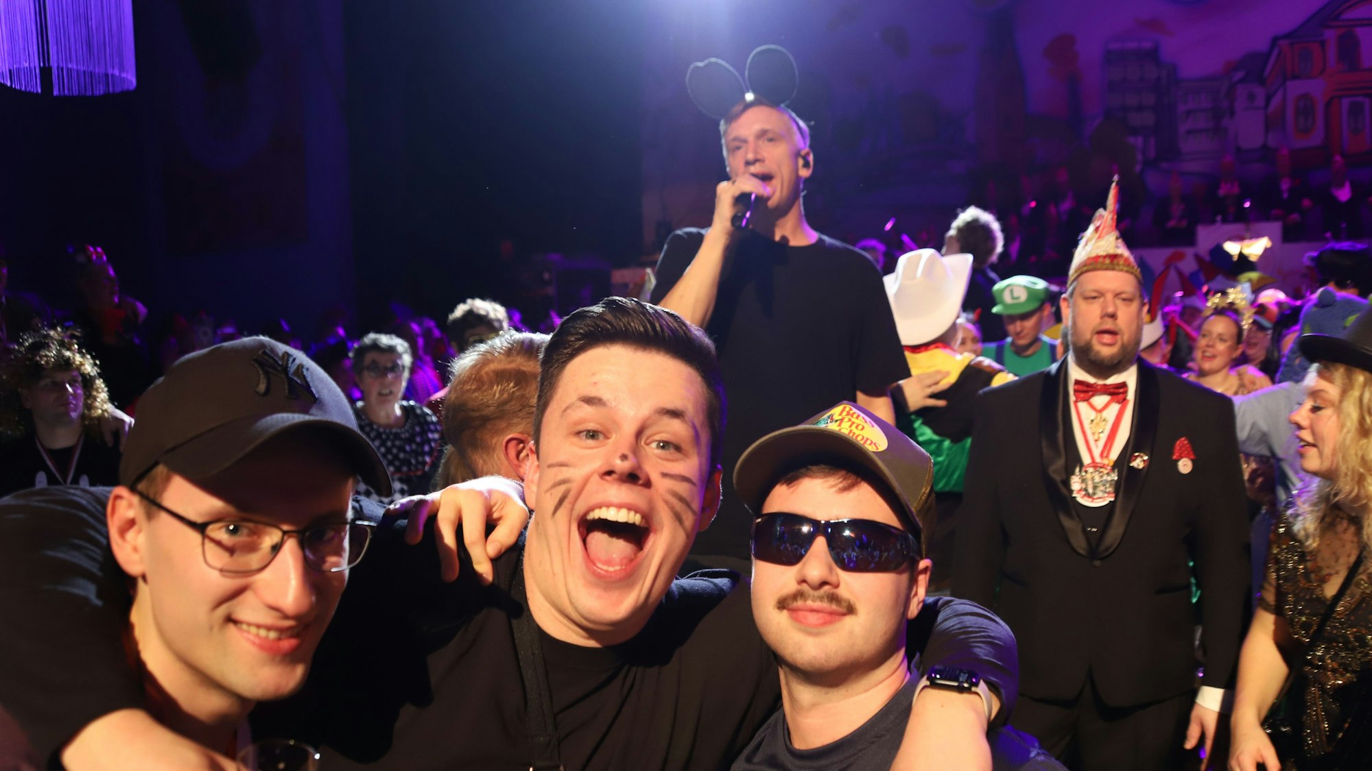 Basti Kampmann, Frontmann von „Kasalla“ stellte sich mit seinen Musikern auf Tische und Bänke mitten ins Publikum.