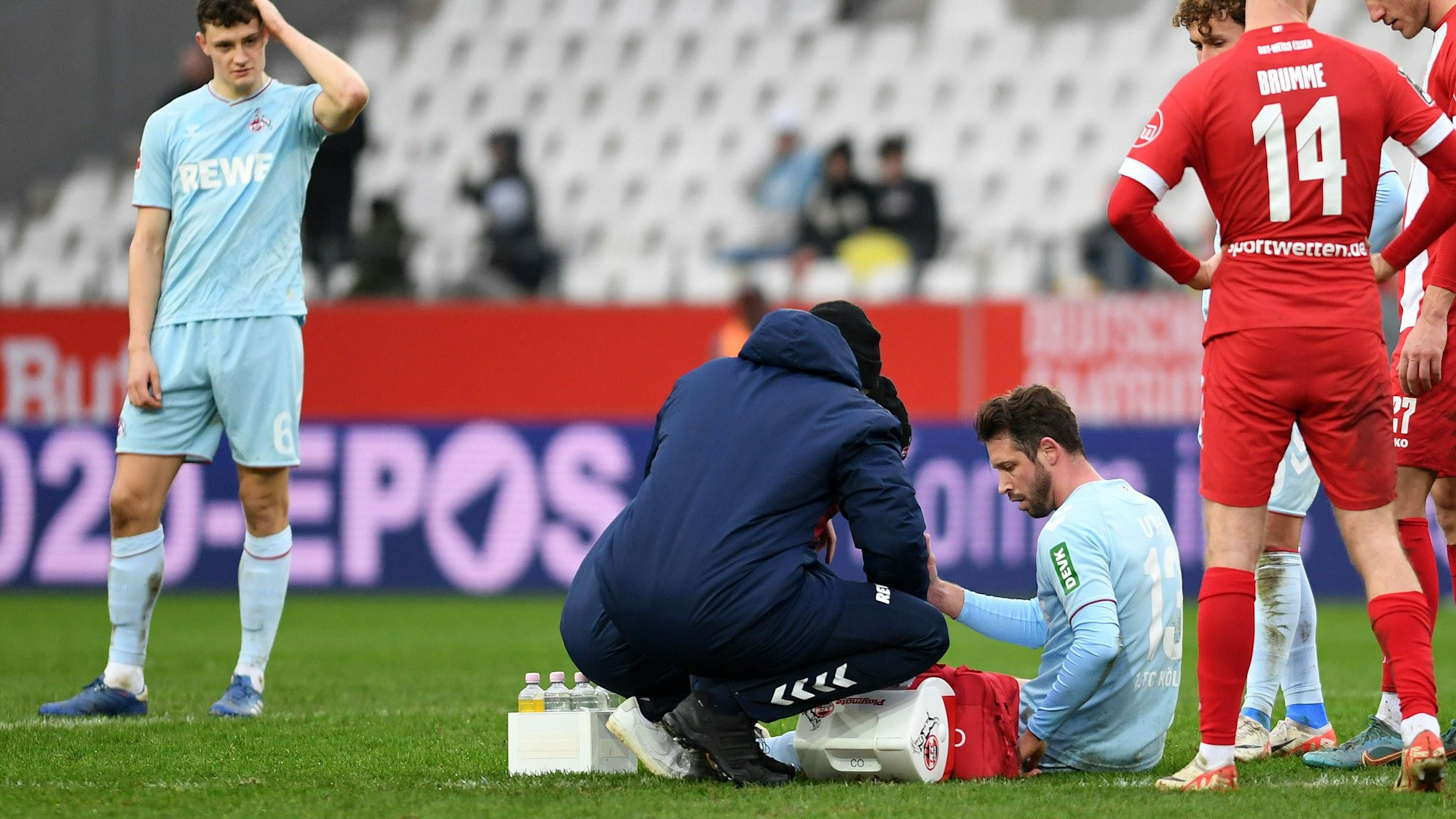 Rot-Weiss Essen vs 1. FC Koeln - Testspiel, Mark Uth 1. FC Koeln sitzt verletzt am Boden