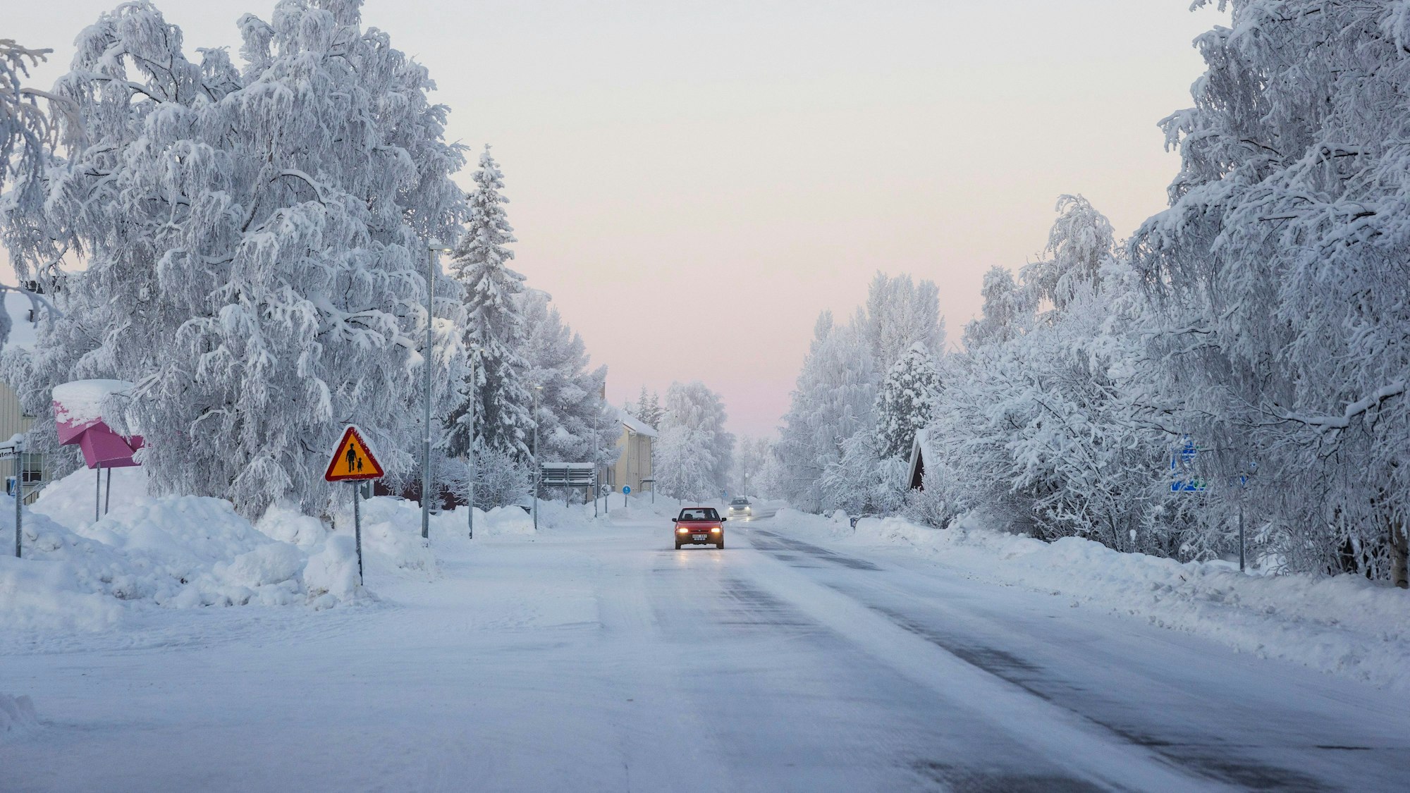 Ein Auto fährt bei Schnee und Glätte auf einer Straße. Die klirrende Kälte im hohen Norden Europas hat Schweden die kälteste Januarnacht seit 25 Jahren beschert.