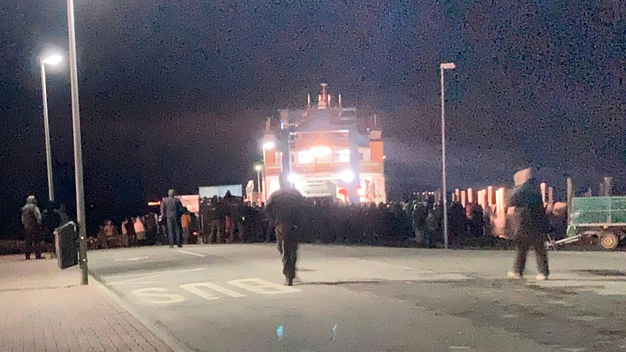 Wütende Bauern hindern Vizekanzler Robert Habeck (Grüne) in Schlüttsiel in Schleswig-Holstein am Donnerstagabend am Verlassen einer Fähre.