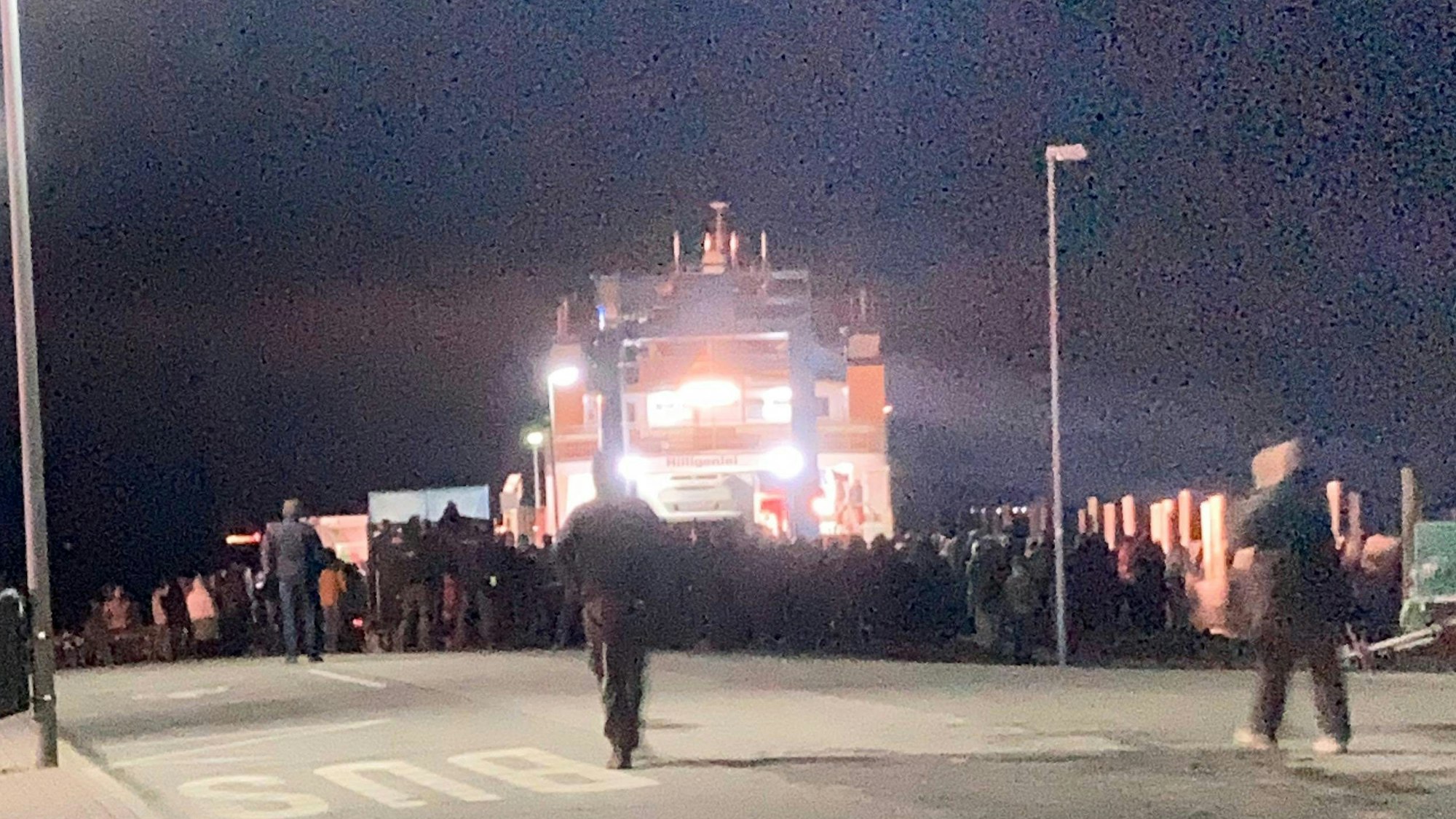 Wütende Landwirte stehen vor einer Fähre mit Bundeswirtschaftsminister Robert Habeck (Grüne) an Bord. Das Schiff musste im Fährhafen Schlüttsiel wieder ablegen, weil die Situation zu gefährlich wurde.