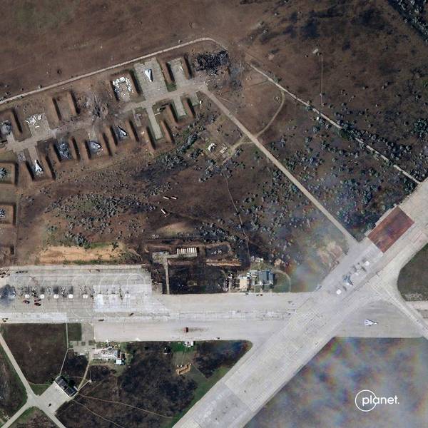 Das Satellitenbild zeigt zerstörte russische Flugzeuge auf dem Luftwaffenstützpunkt Saki nach einer Explosion im August 2022. Die Ukraine meldet nun erneut erfolgreiche Angriffe auf den russischen Militärflughafen.