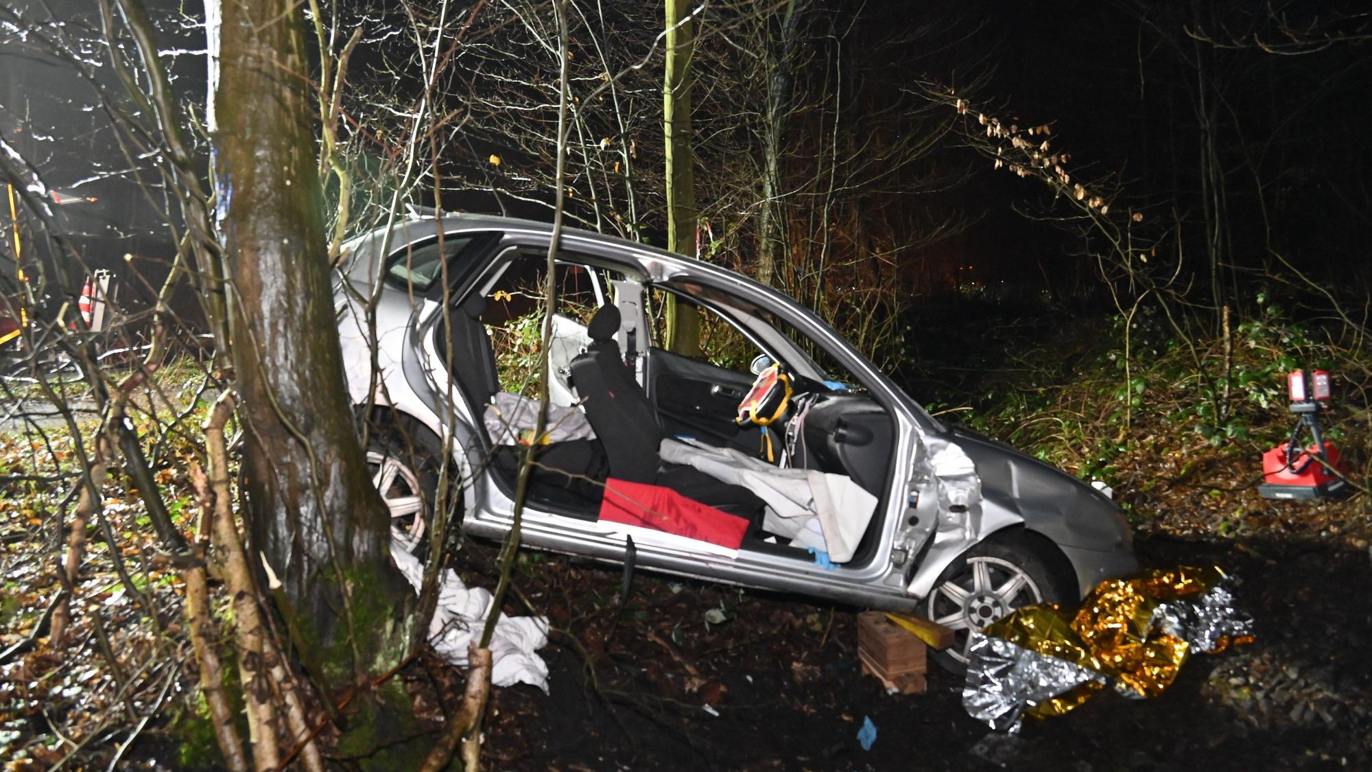Ein Wagen liegt in einem Straßengraben. Die Türen wurden aus dem Fahrzeug herausgeschnitten.