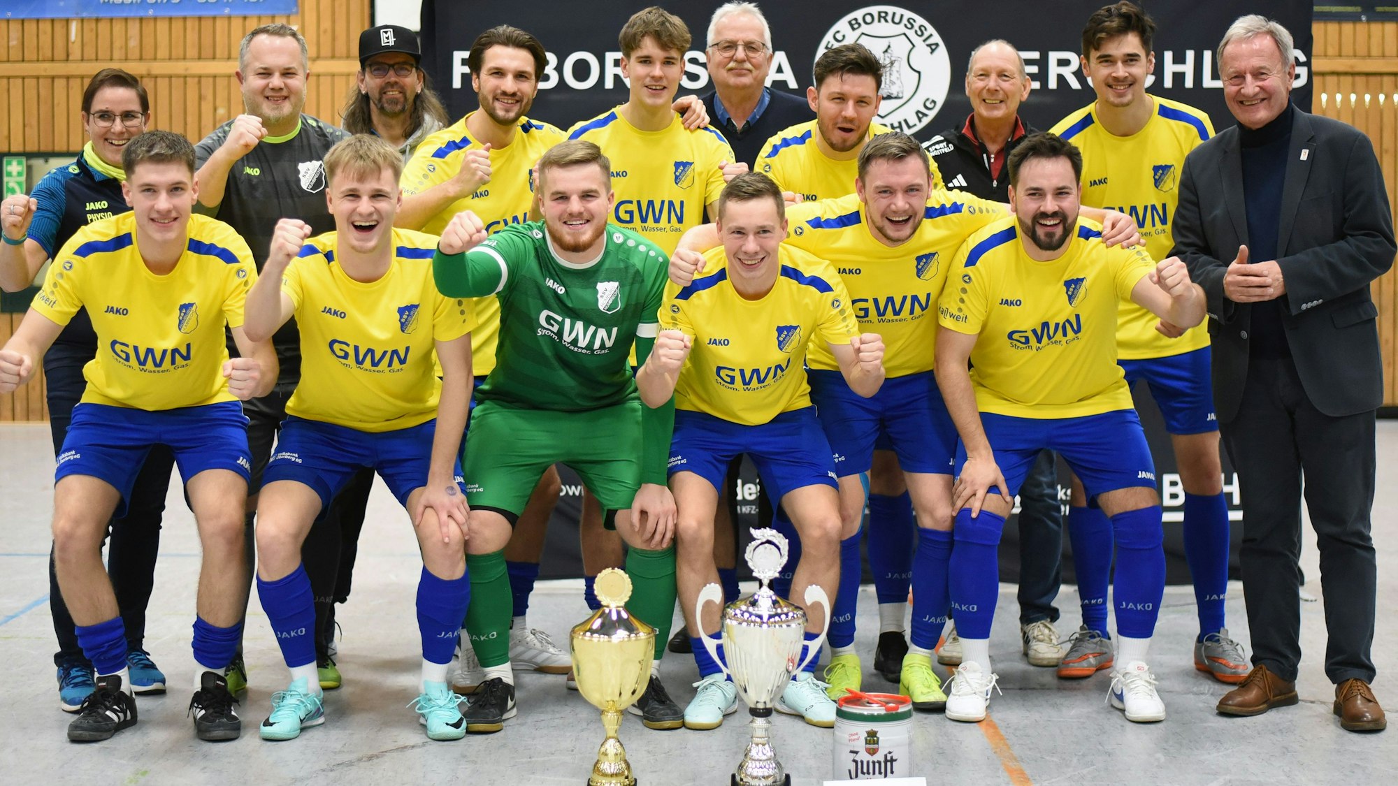 Die Nümbrechter Fußballer rufen ihre Freude über den Turniersieg heraus. Umrahmt werden sie dabei von den Turnierorganisatoren.