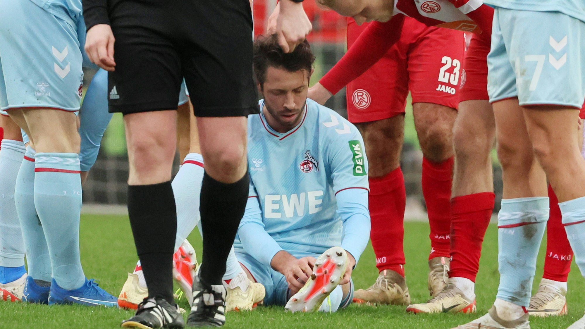Mark Uth hat sich beim 4:4 bei RW Essen ohne Fremdeinwirkung am Knie verletzt und muss ausgewechselt werden.
