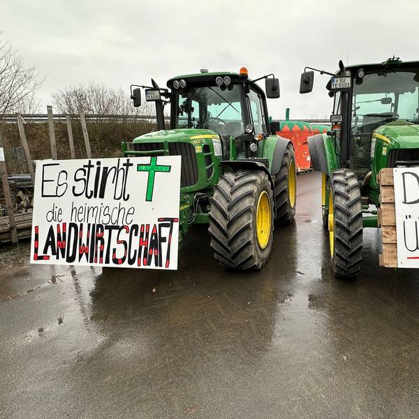 Die Bauern im Rhein-Sieg-Kreis sind für die Protestaktionen vorbereitet. An den Traktoren sind Protestplakate angebracht. Auf ihnen steht:„Es stirbt die heimische Landwirtschaft“ und „Das Fass ist übergelaufen“.