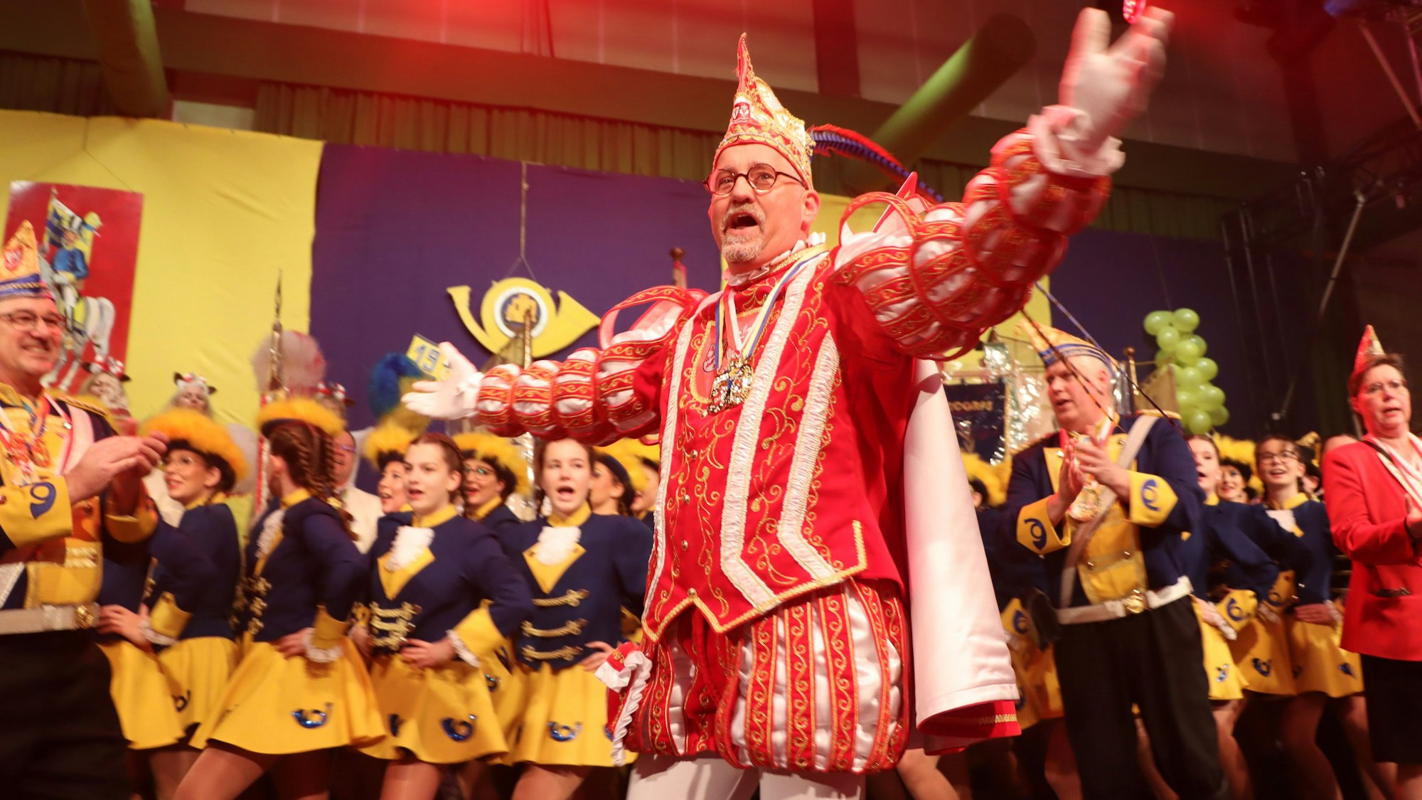 Zu sehen ist der Wesselinger Karnevalsprinz auf einer Bühne.