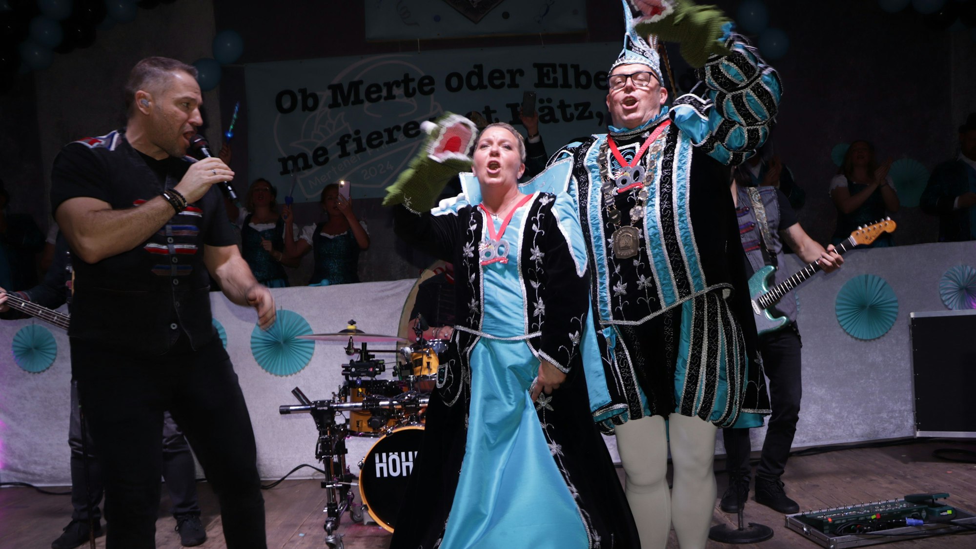 Da ging die Post im Festzelt ab, als die Prinz Frank II. und seine Prinzessin Claudia mit der Kölner Kultband „de Höhner“ (am Mikrofon Patrick Lück) abrockte.Margret Klose