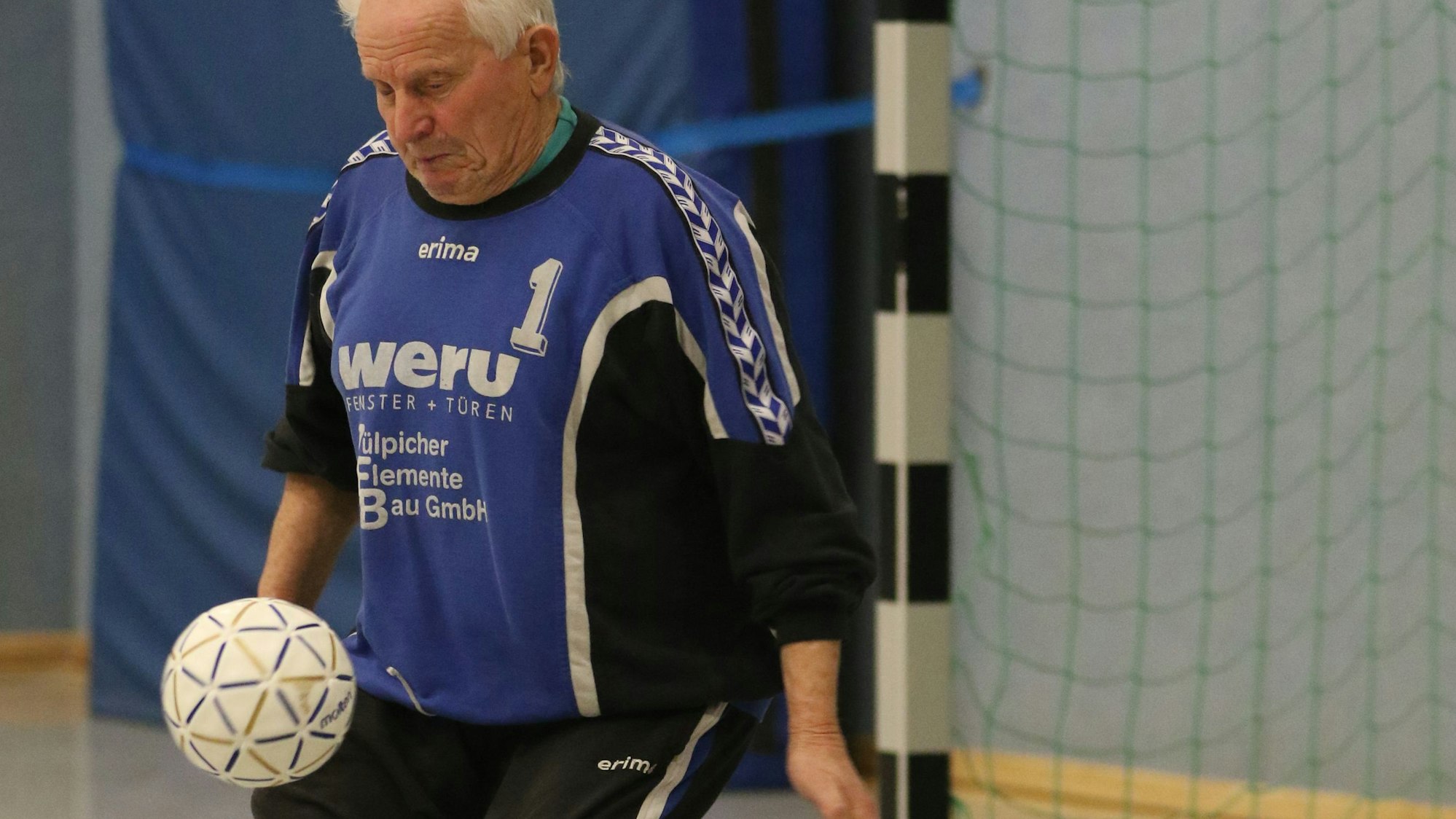 Zülpichs Torwart Eckart Wudarzak hält einen Ball.