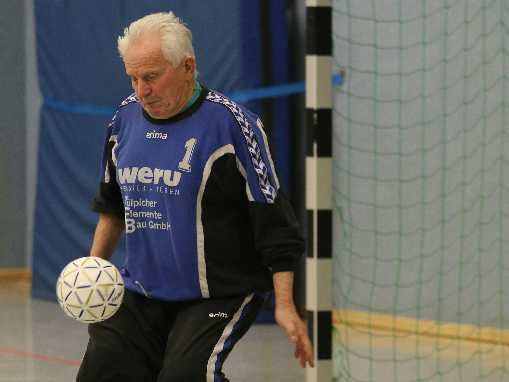 Zülpichs Torwart Eckart Wudarzak hält einen Ball.