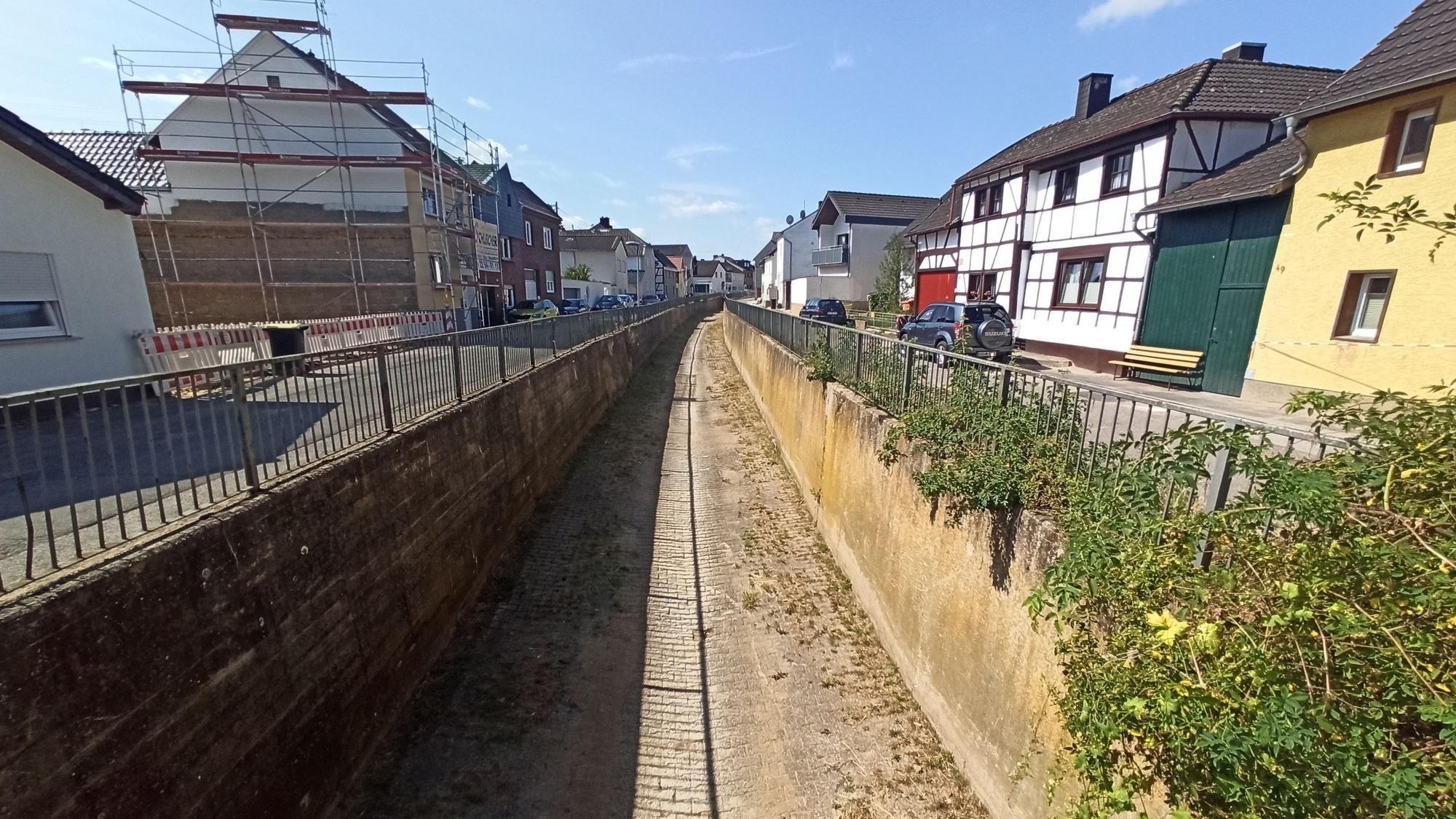 Der Orbach im Sommer, in dem fast kein Wasser mehr zu sehen ist.