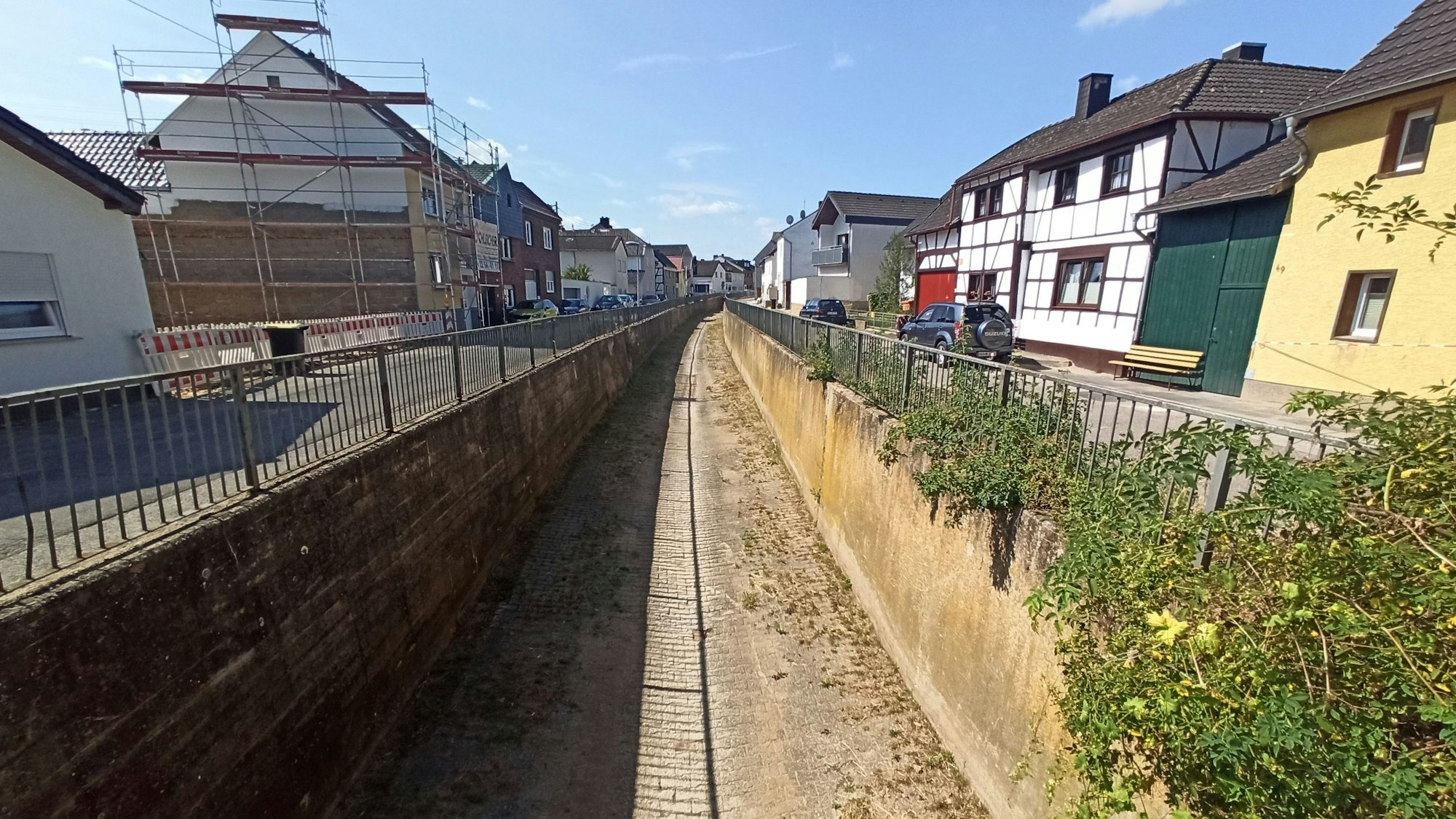 Der Orbach im Sommer, in dem fast kein Wasser mehr zu sehen ist.