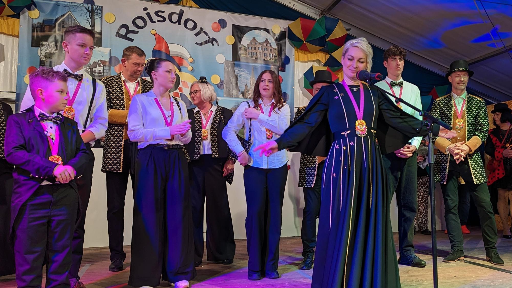 Prinzessin Maja I. mit ihrem Gefolge präsentierte nach ihrer Proklamation stolz ihr Bienen-Ornat.