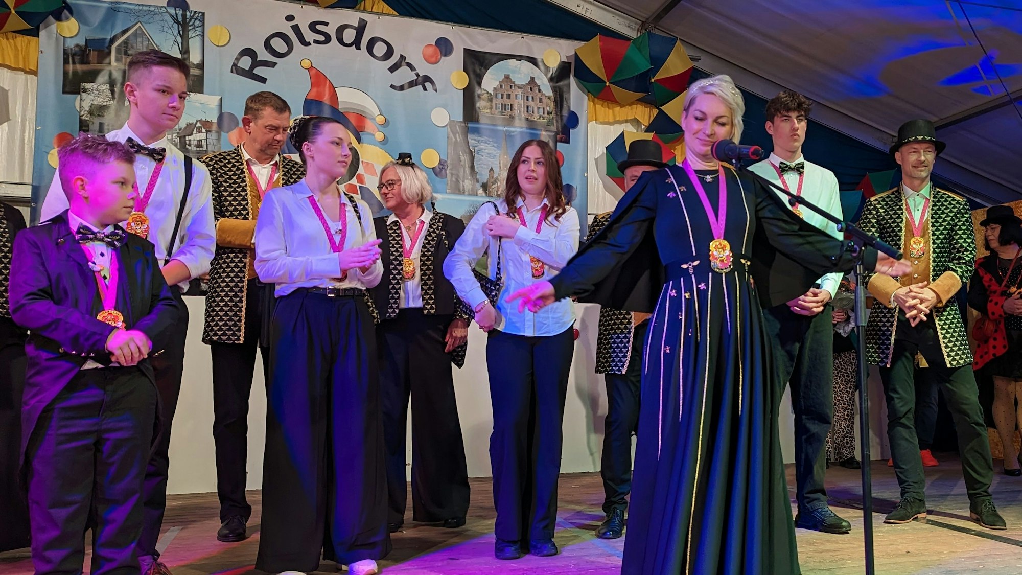 Prinzessin Maja I. mit ihrem Gefolge präsentierte nach ihrer Proklamation stolz ihr Bienen-Ornat.