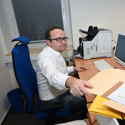 Noch immer müssen bei Gericht viele Dokumente gescannt werden. Nicht nur Andreas Dubberke, Gerichtsdirektor in Waldbröl, möchte das ändern. Hier sitzt er im Scanner-Raum des Amtsgerichts.