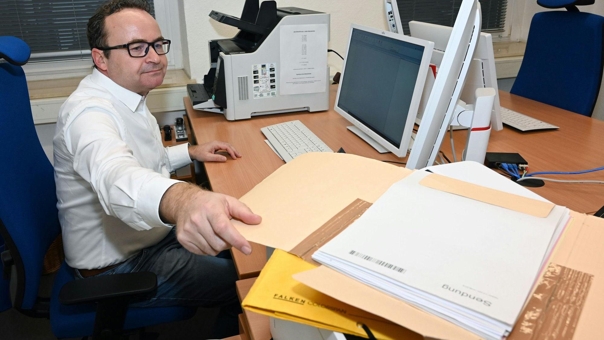 Noch immer müssen bei Gericht viele Dokumente gescannt werden. Nicht nur Andreas Dubberke, Gerichtsdirektor in Waldbröl, möchte das ändern. Hier sitzt er im Scanner-Raum des Amtsgerichts.