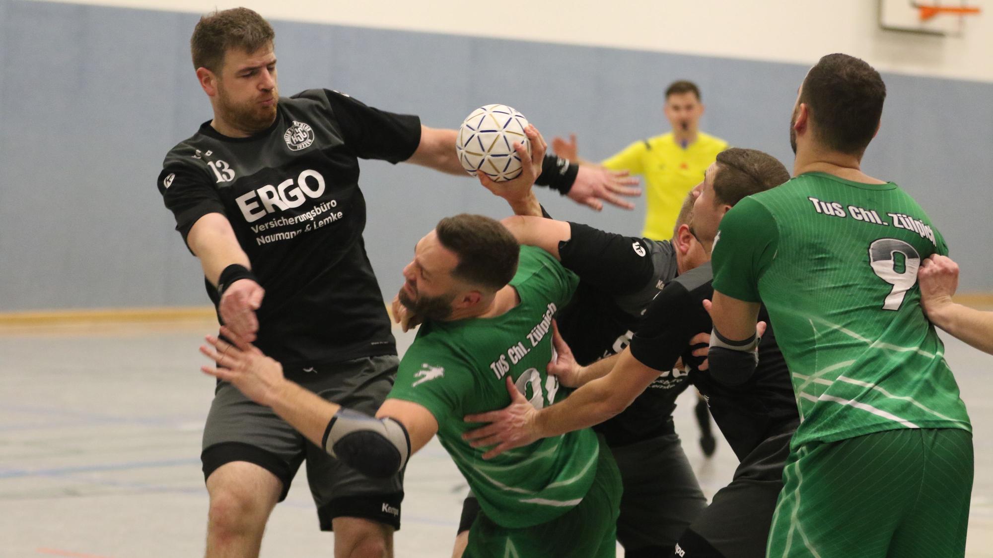 Zülpichs Daniel Schüller versucht sich durchzutanken,wird aber von Kalls Defensive gestoppt.