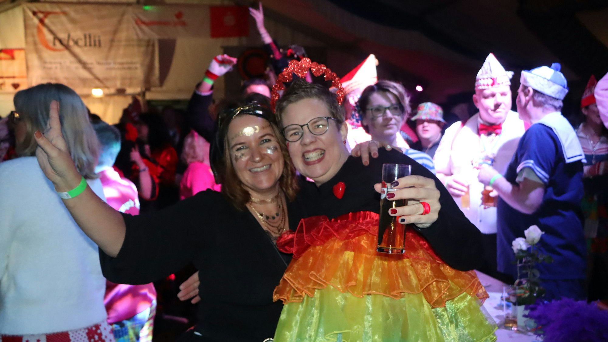 Kostümierte feierten in Merten im Festzelt mit.