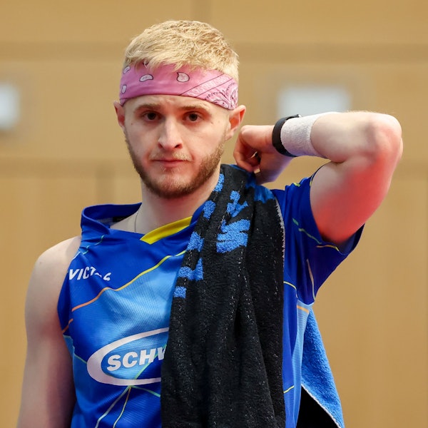 Mit einem frustrierten Gesichtsausdruck und dem Handtuch über der Schulter verlässt Romain Ruiz die Spielstätte.