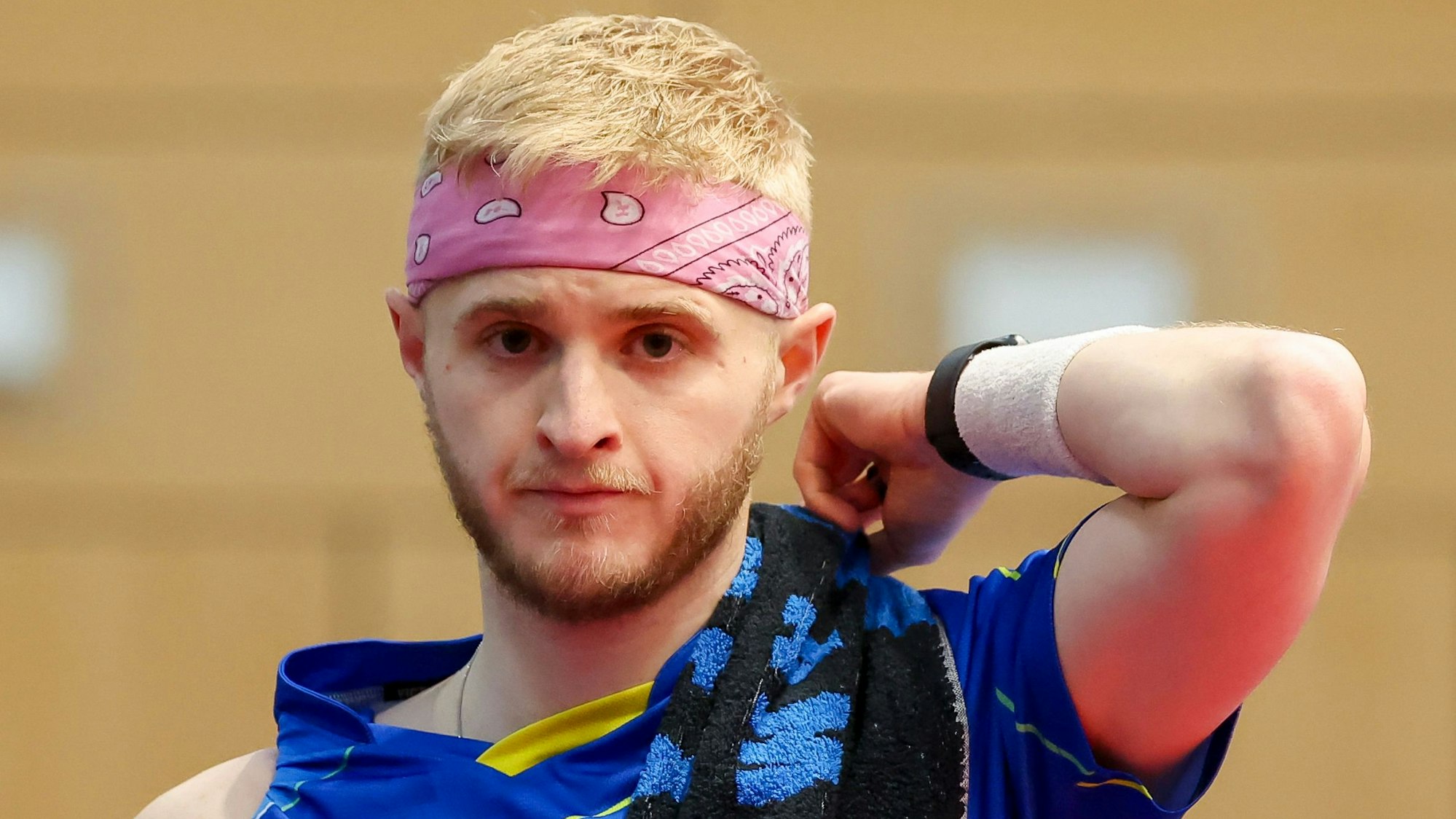 Mit einem frustrierten Gesichtsausdruck und dem Handtuch über der Schulter verlässt Romain Ruiz die Spielstätte.