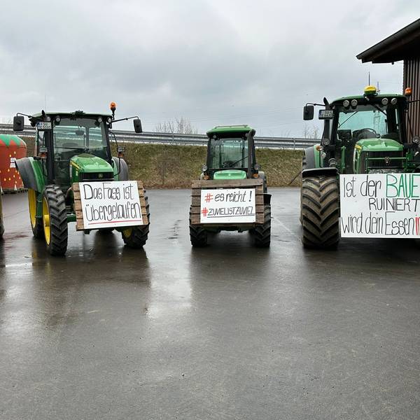 Die Bauern im Rhein-Sieg-Kreis sind vorbereitet. Tracktore mit Protestplakaten.