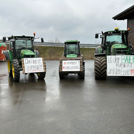 Die Bauern im Rhein-Sieg-Kreis sind vorbereitet. Tracktore mit Protestplakaten.