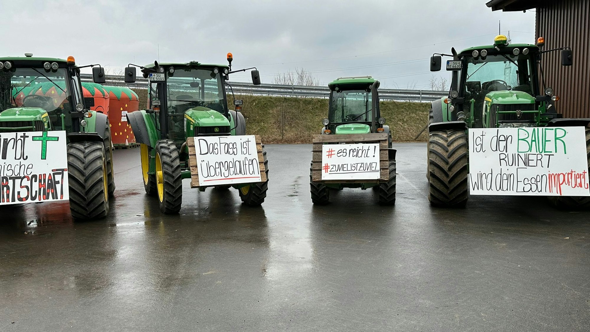 Die Bauern im Rhein-Sieg-Kreis sind vorbereitet. Tracktore mit Protestplakaten.