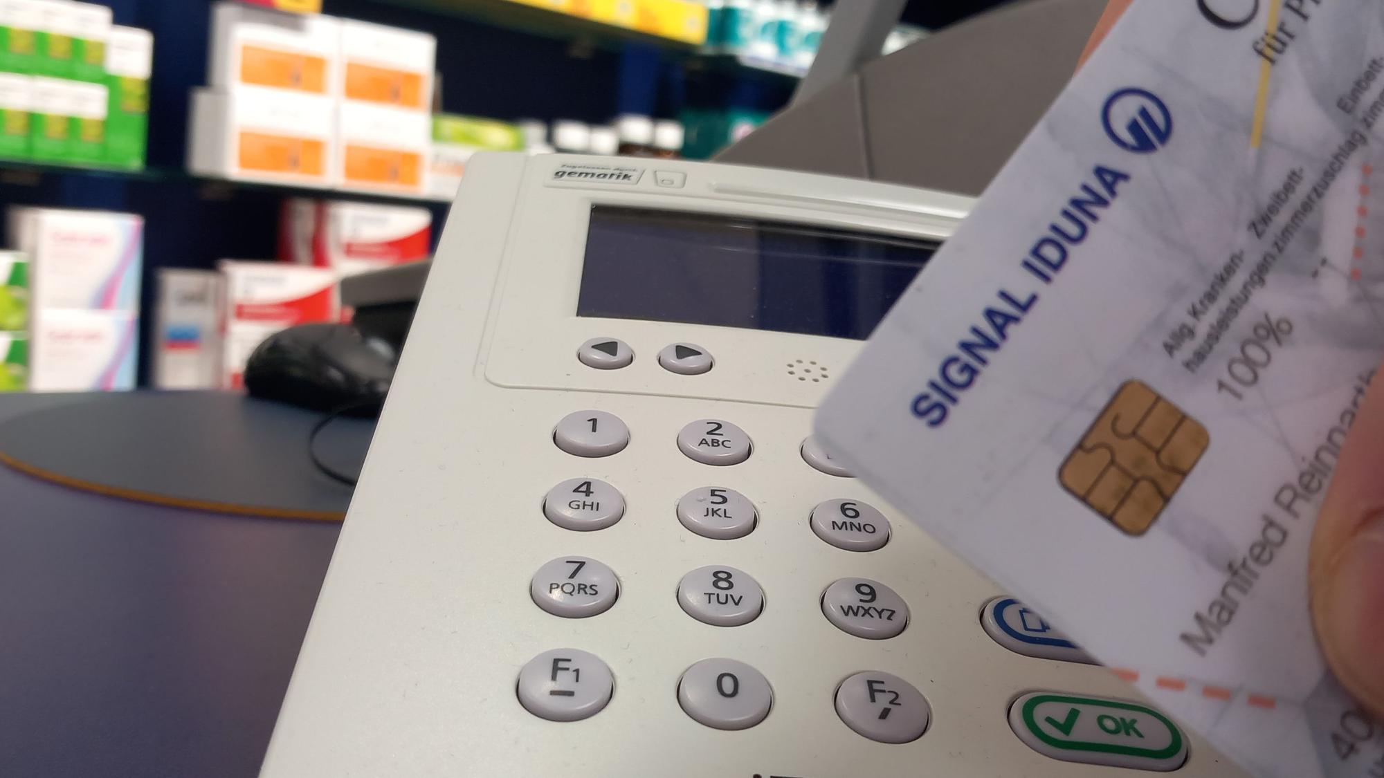 Lesegerät für Krankenversicherungskarten mit Chip in der Stern-Apotheke in Rheinbach