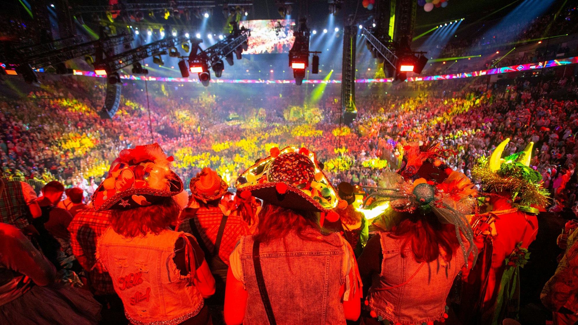 Volle Hütte: Den Auftakt der Lachenden Kölnarena verfolgten 13.000 Jecke. Erstmals war auch der Oberrang geöffnet.